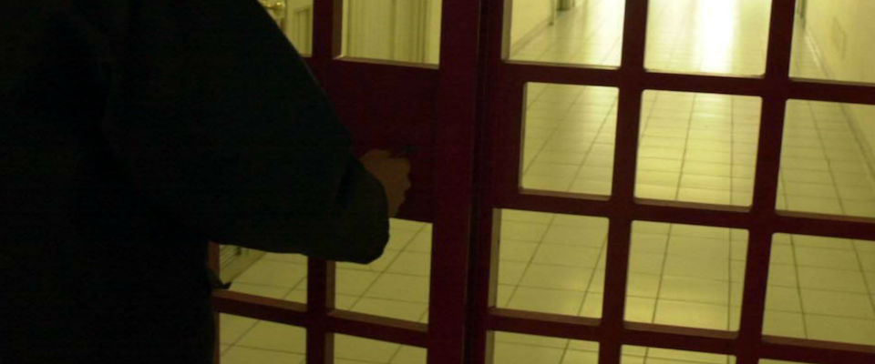 Trapani, danneggiate dentro il carcere le auto di agenti penitenziari