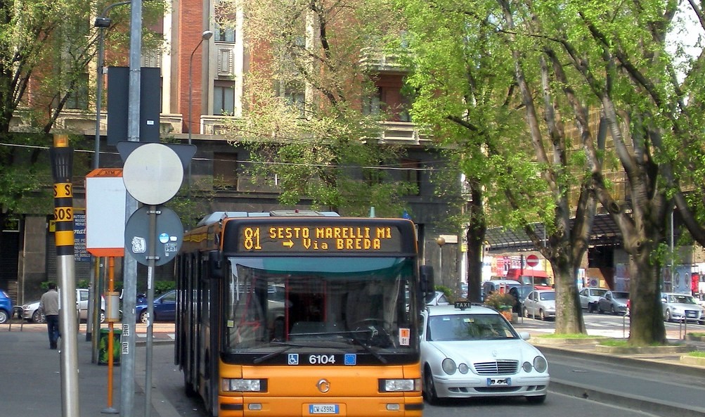 La donna più deliziosa del mondo guida un bus